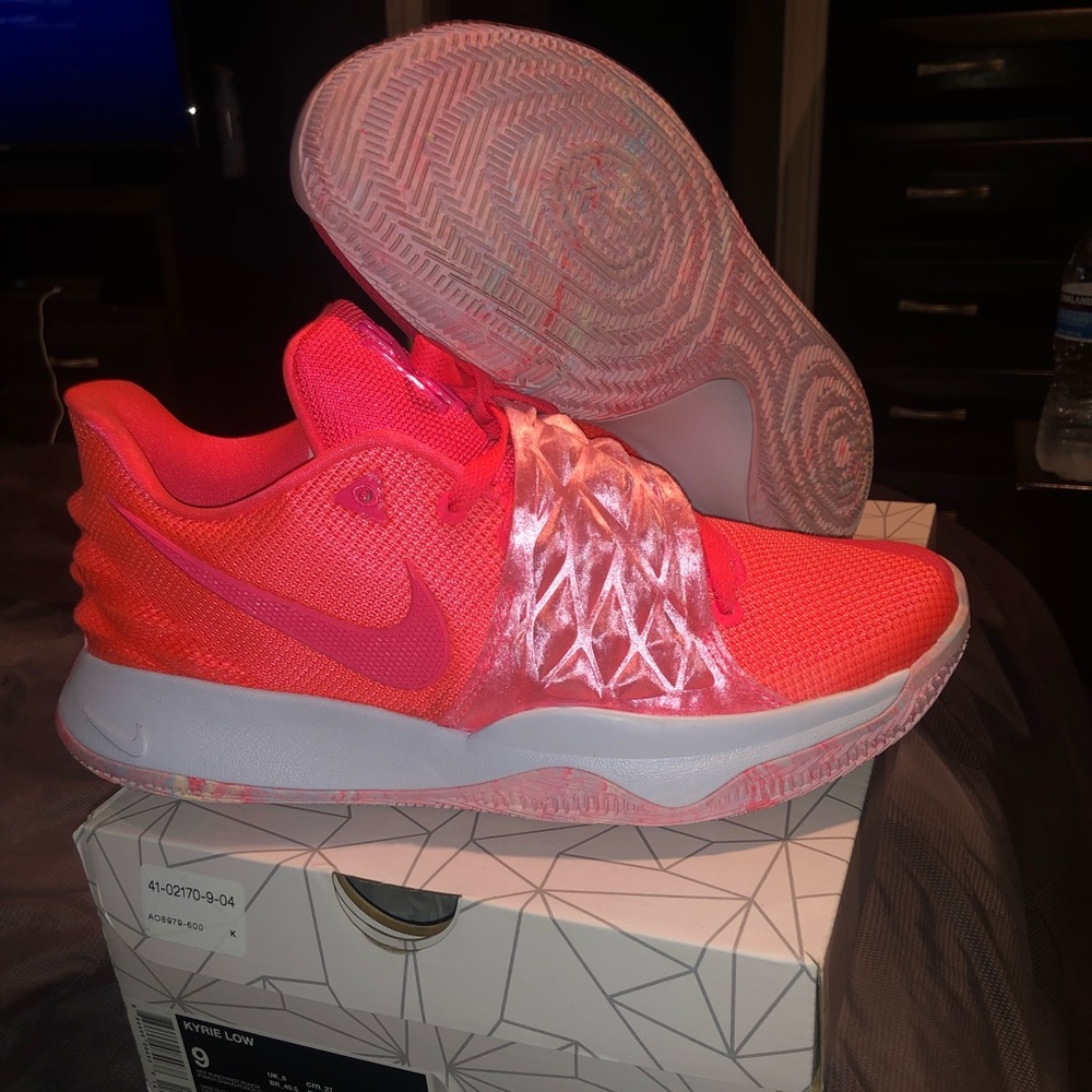 Kyrie low size 9